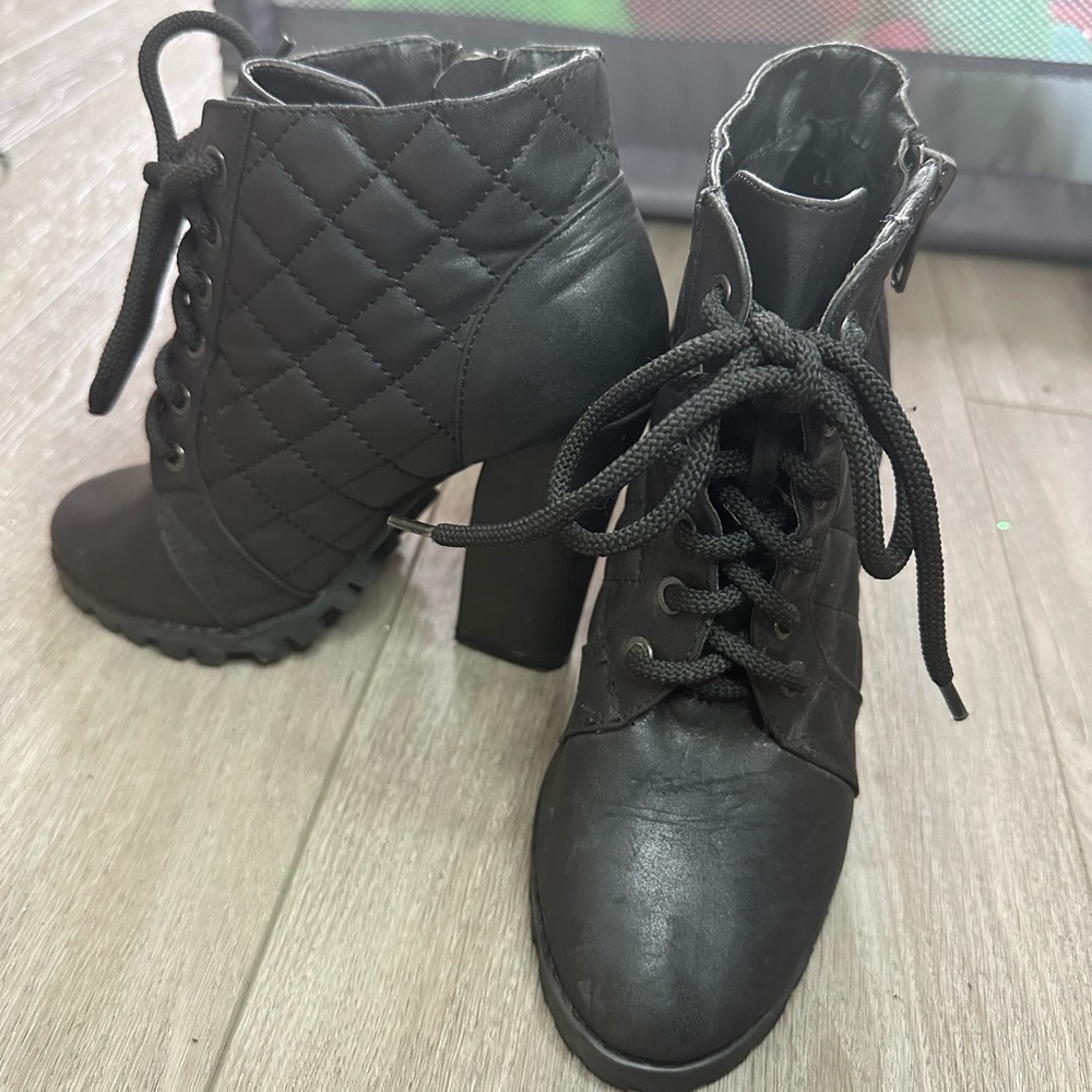 Lace up quilted boots